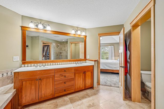 15704 Cobblestone Lake Parkway, Apple Valley, MN 55124