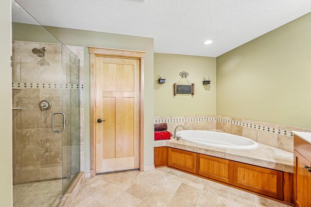 15704 Cobblestone Lake Parkway, Apple Valley, MN 55124
