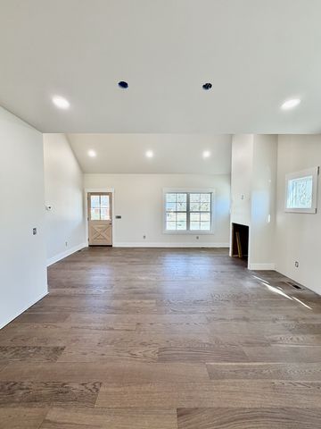 909 Hickory St, Lawrenceburg, TN 38464