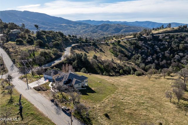 29300 Peregrine Place, Tehachapi, CA 93561