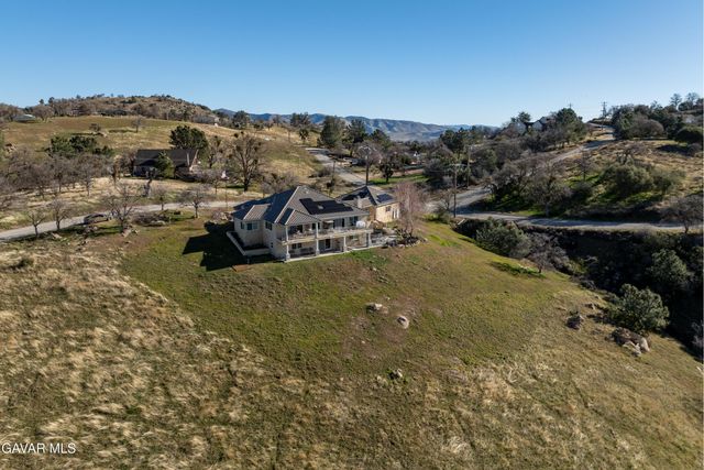 29300 Peregrine Place, Tehachapi, CA 93561