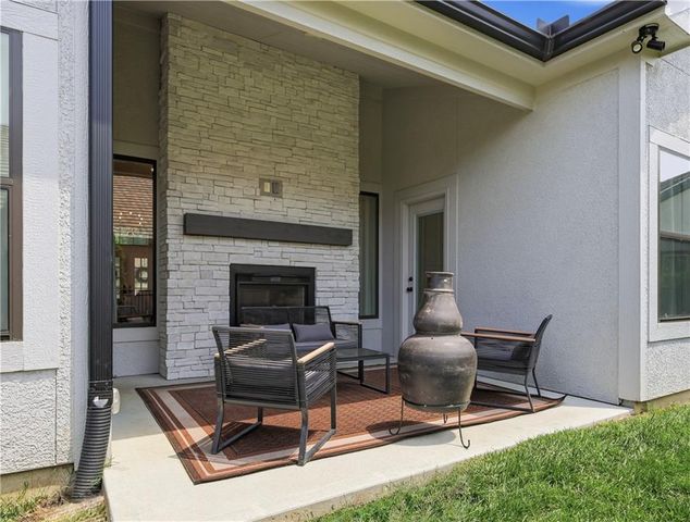 3908 NW Redspire Street, Lee's Summit, MO 64064