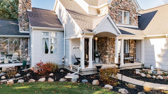 8573 W Lakeshore Drive, Perry, MI 48872