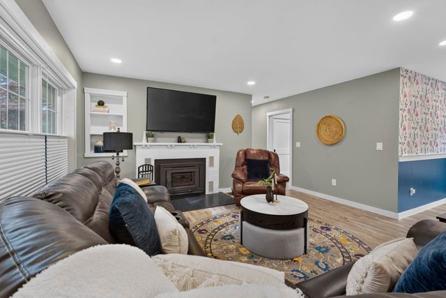 39 N Reading Street, Hooksett, NH 03106
