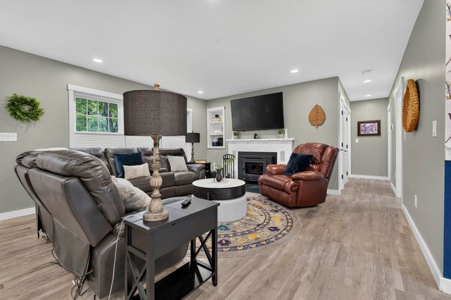 39 N Reading Street, Hooksett, NH 03106