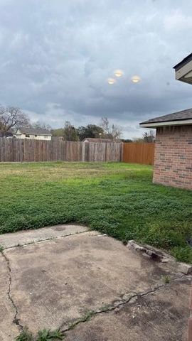 451 Oakdale Drive, Stafford, TX 77477