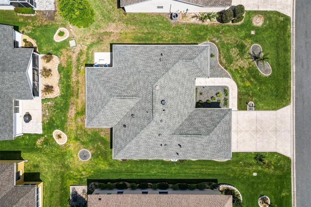 Image 2 of property listing at 2725 MORVEN PARK WAY, The Villages, FL 32162