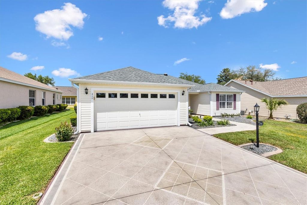 Image 26 of property listing at 2725 MORVEN PARK WAY, The Villages, FL 32162