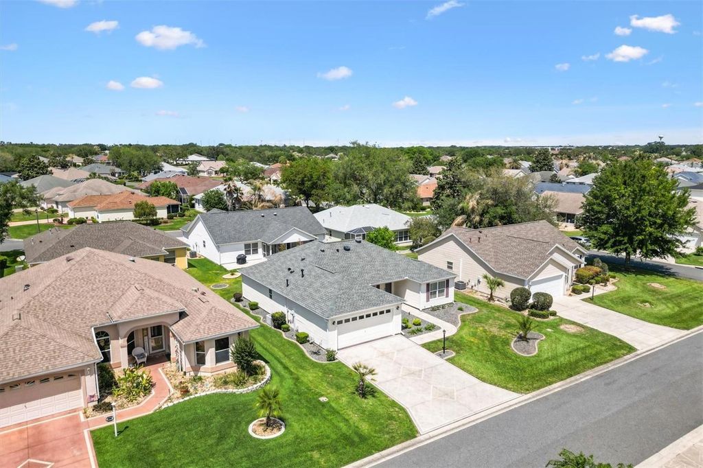 Image 35 of property listing at 2725 MORVEN PARK WAY, The Villages, FL 32162