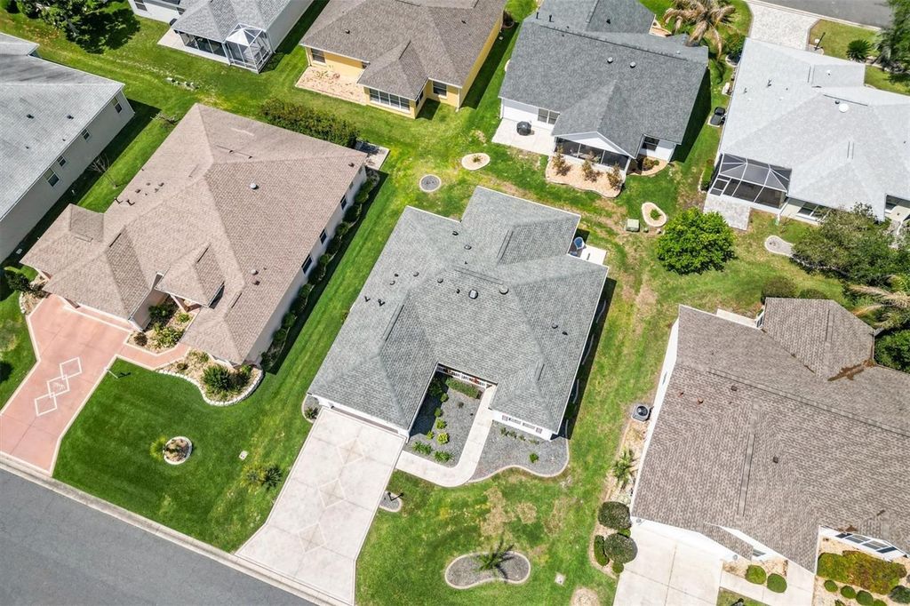 Image 36 of property listing at 2725 MORVEN PARK WAY, The Villages, FL 32162