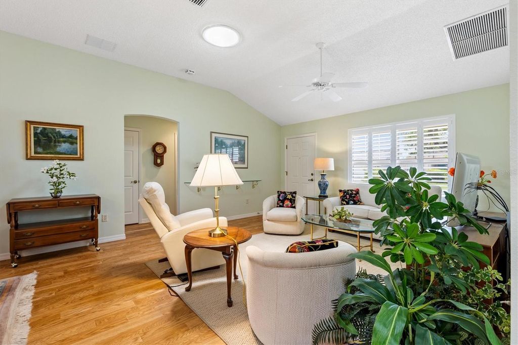 Image 7 of property listing at 2725 MORVEN PARK WAY, The Villages, FL 32162