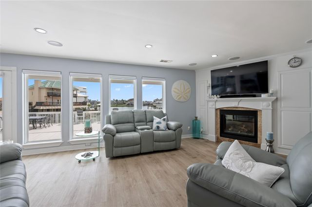 208 Coconut Street, Tiki Island, TX 77554