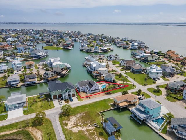 208 Coconut Street, Tiki Island, TX 77554