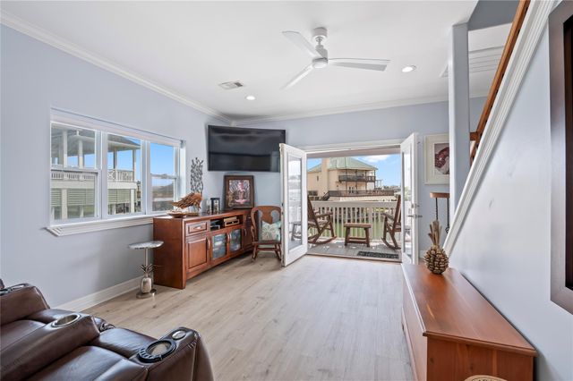 208 Coconut Street, Tiki Island, TX 77554