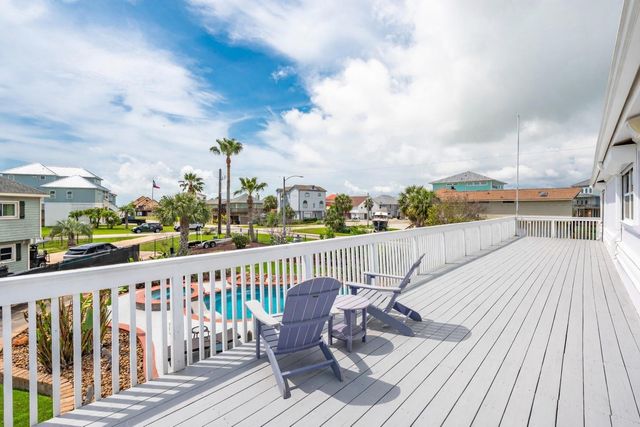 208 Coconut Street, Tiki Island, TX 77554