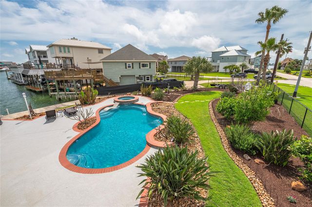 208 Coconut Street, Tiki Island, TX 77554