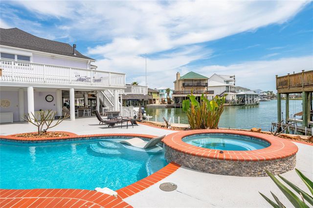 208 Coconut Street, Tiki Island, TX 77554