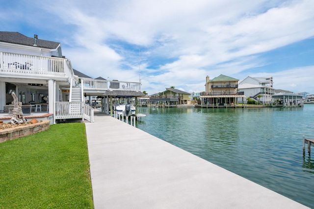 208 Coconut Street, Tiki Island, TX 77554