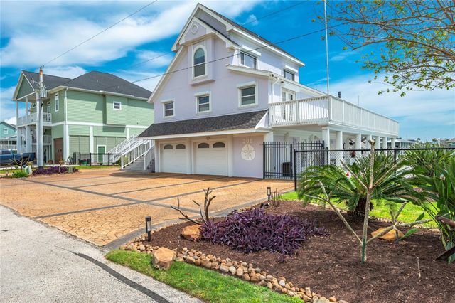 208 Coconut Street, Tiki Island, TX 77554