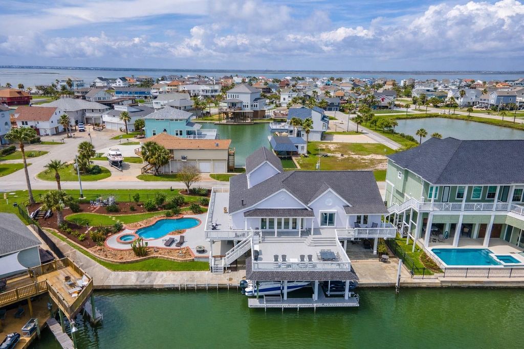 208 Coconut Street, Tiki Island, TX 77554