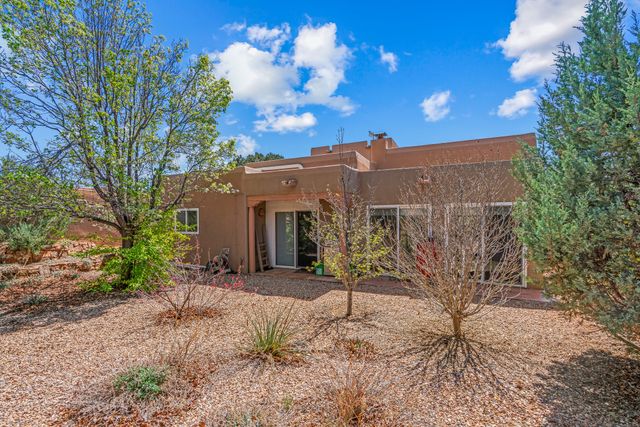 2853 Pueblo Jacona, Santa Fe, NM 87507