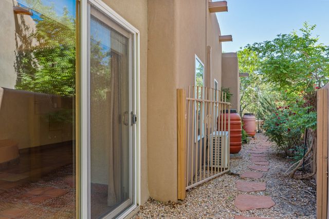 2853 Pueblo Jacona, Santa Fe, NM 87507
