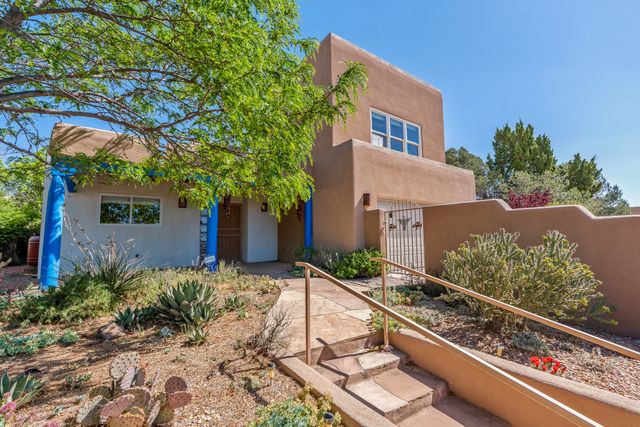 2853 Pueblo Jacona, Santa Fe, NM 87507