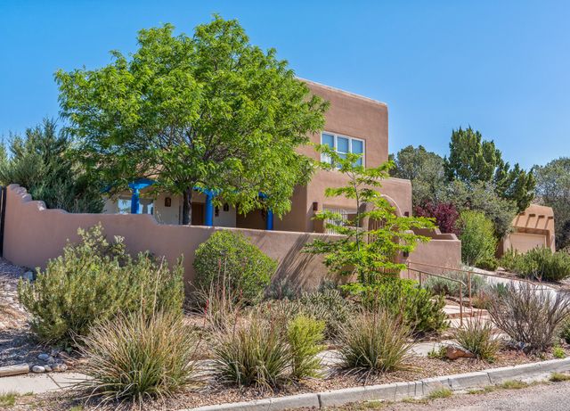 2853 Pueblo Jacona, Santa Fe, NM 87507