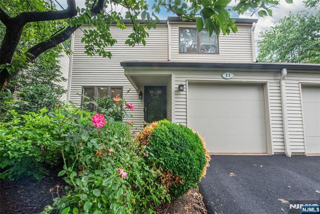 13 Stonegate Drive, Roseland, NJ 07068