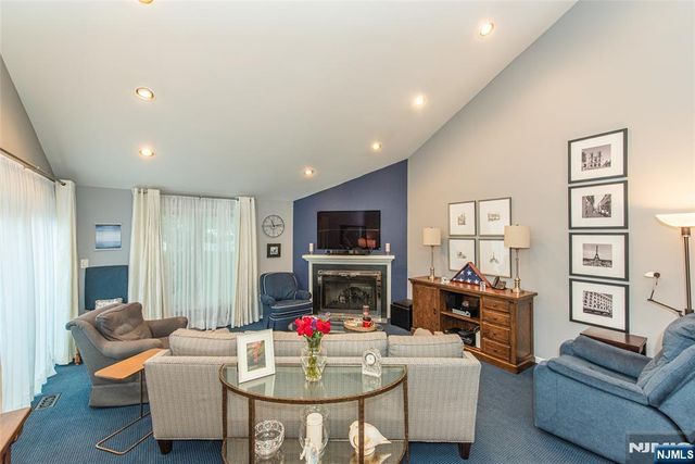 13 Stonegate Drive, Roseland, NJ 07068