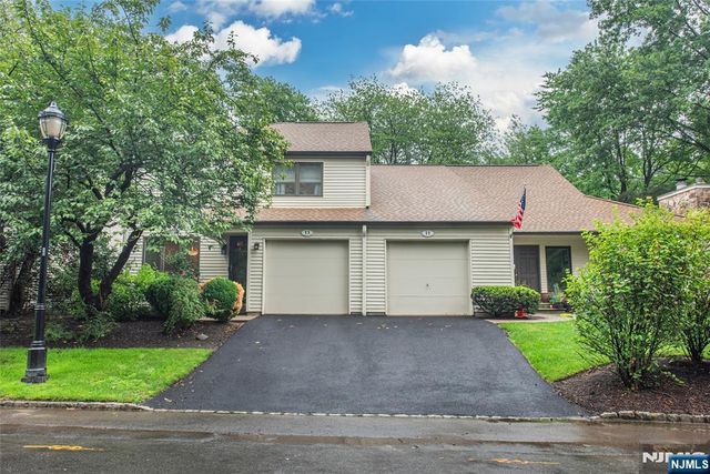 13 Stonegate Drive, Roseland, NJ 07068