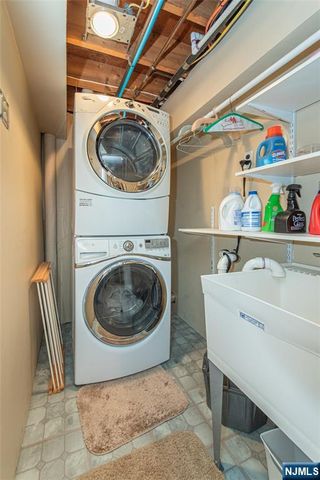 13 Stonegate Drive, Roseland, NJ 07068