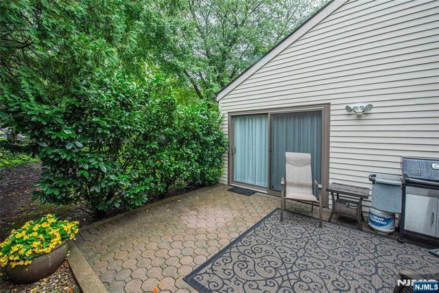 13 Stonegate Drive, Roseland, NJ 07068