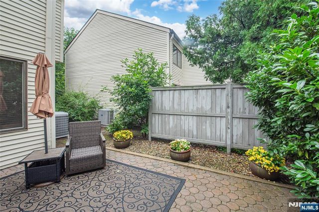 13 Stonegate Drive, Roseland, NJ 07068