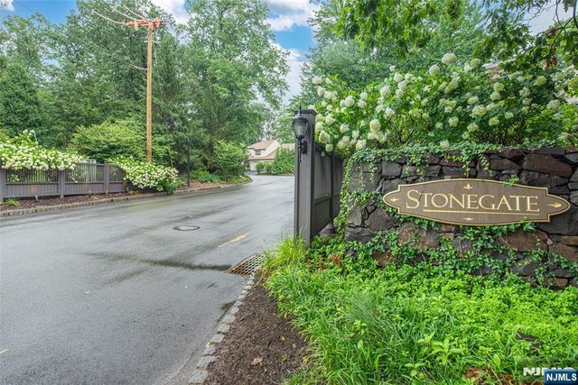 13 Stonegate Drive, Roseland, NJ 07068