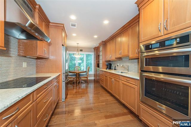 13 Stonegate Drive, Roseland, NJ 07068