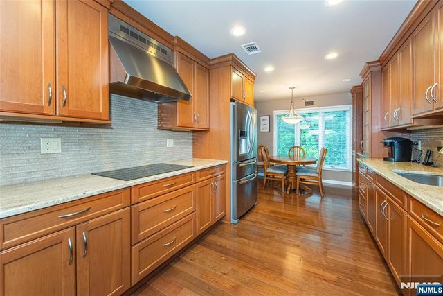 13 Stonegate Drive, Roseland, NJ 07068