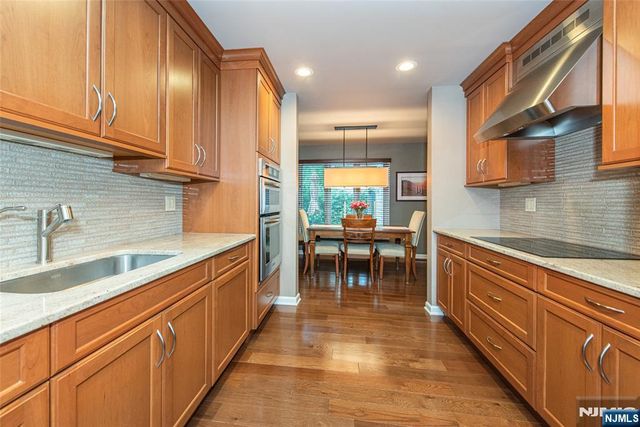 13 Stonegate Drive, Roseland, NJ 07068