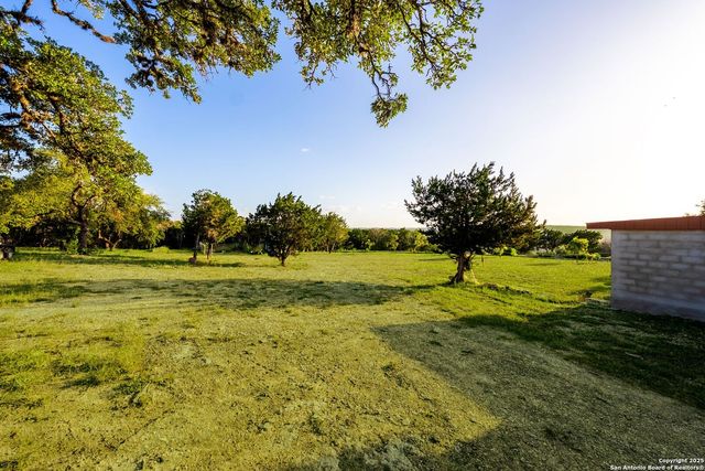 165 Trent Rd S, Kerrville, TX 78028