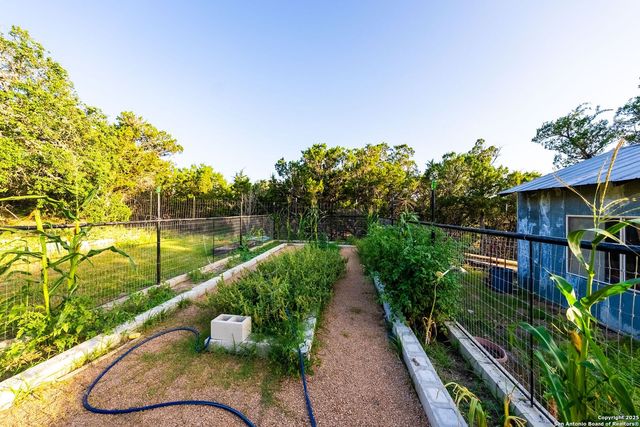 165 Trent Rd S, Kerrville, TX 78028