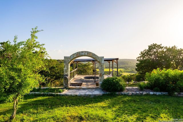 165 Trent Rd S, Kerrville, TX 78028