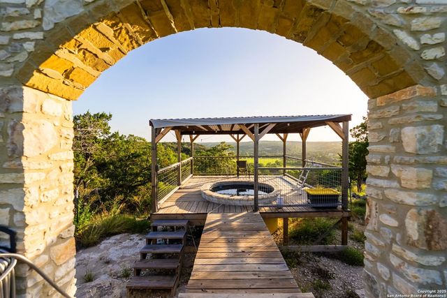 165 Trent Rd S, Kerrville, TX 78028