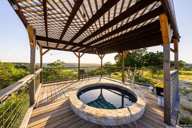 165 Trent Rd S, Kerrville, TX 78028