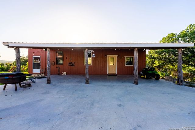 165 Trent Rd S, Kerrville, TX 78028
