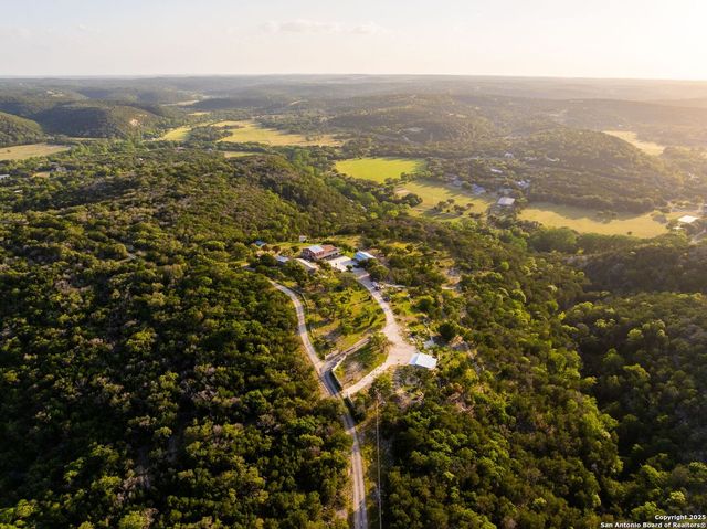 165 Trent Rd S, Kerrville, TX 78028