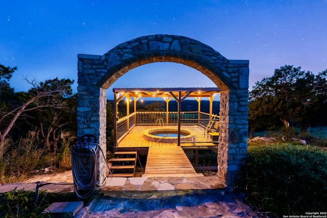 165 Trent Rd S, Kerrville, TX 78028