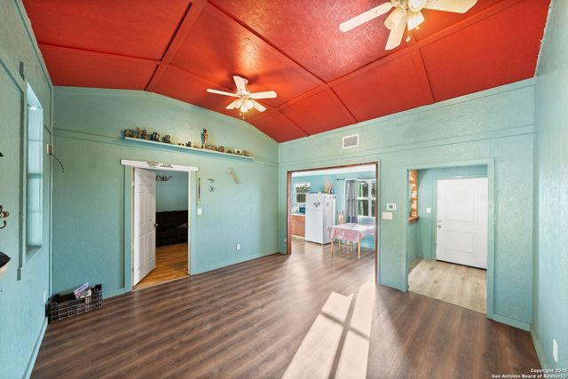 165 Trent Rd S, Kerrville, TX 78028