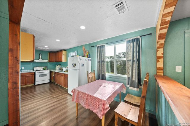 165 Trent Rd S, Kerrville, TX 78028