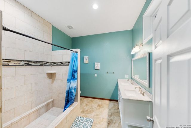 165 Trent Rd S, Kerrville, TX 78028