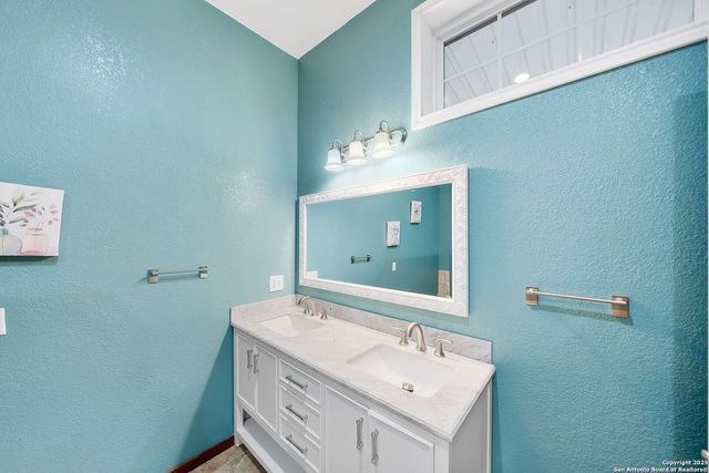 165 Trent Rd S, Kerrville, TX 78028